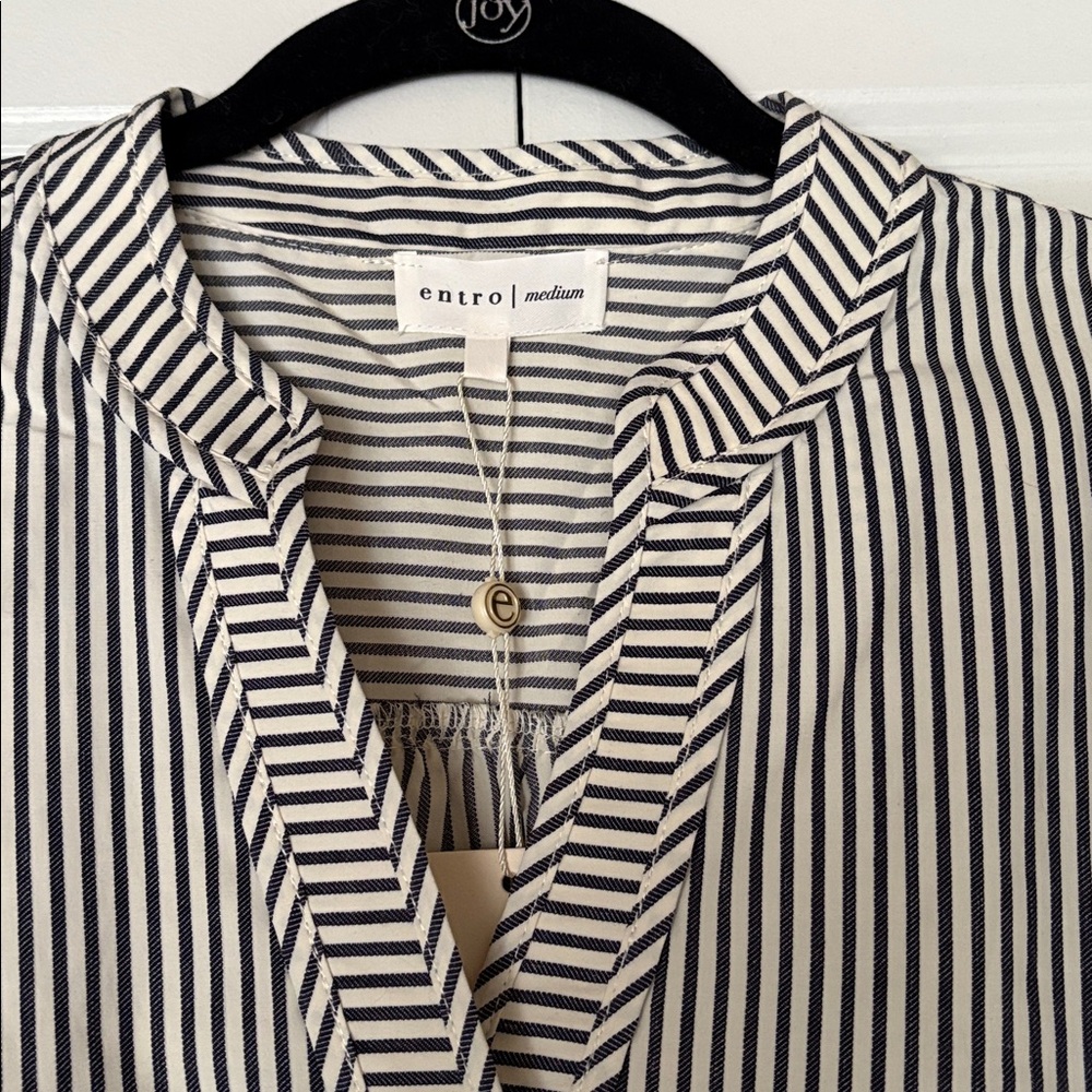 Entro Off White Railroad Stripe V Neck Half Sleeve Top - Picture 9 of 10